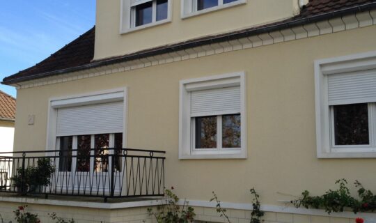 fenêtre volets roulant façade vue extérieure maison beige