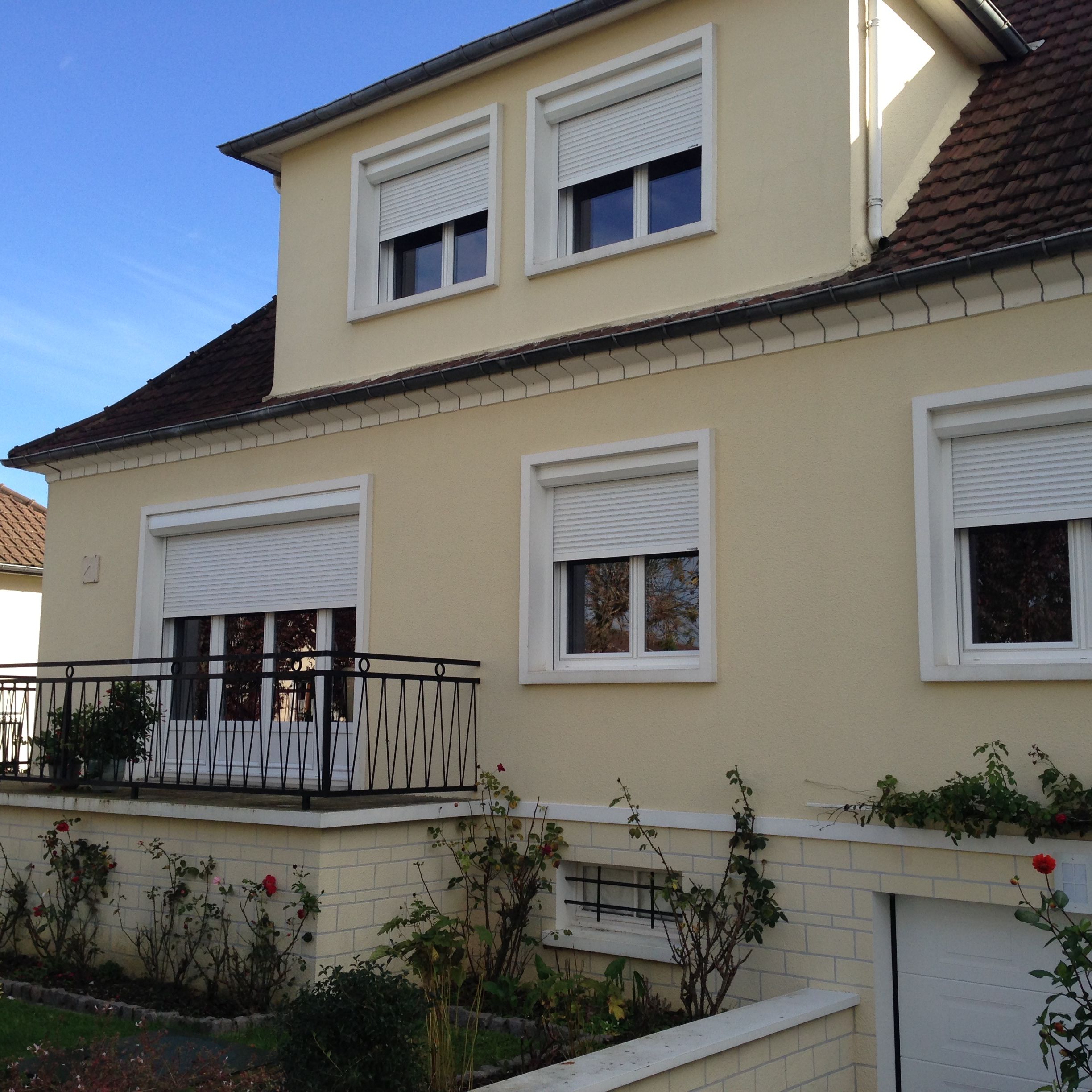 fenêtre volets roulant façade vue extérieure maison beige