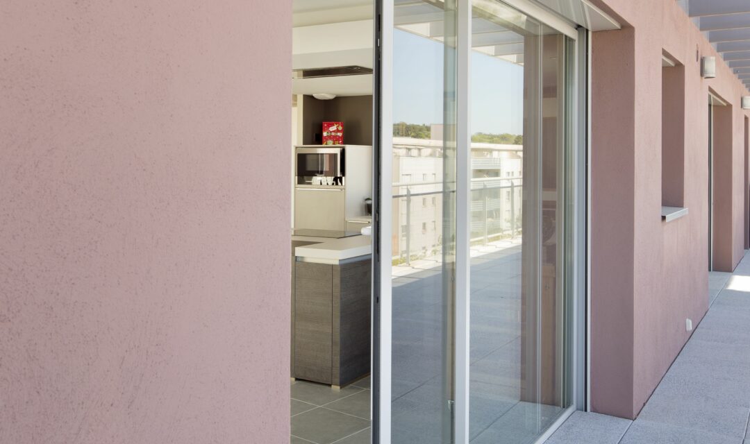 baie vitrée à galandage sur terrasse façade rose