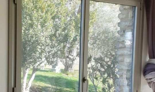 Fenêtres intelligentes avec vue sur un jardin