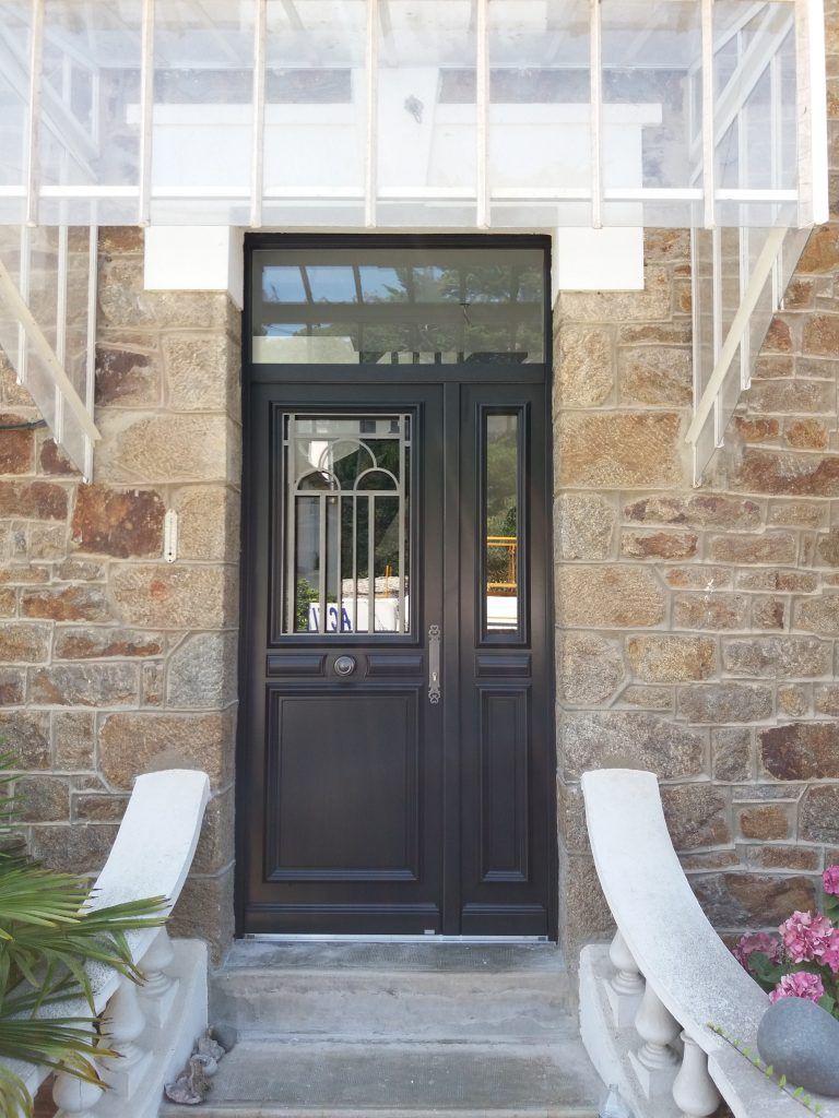 Porte d'entrée sur mesure bois noire Bel'm