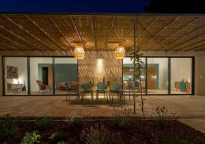 Baie vitrée coulissante vue extérieure nuit