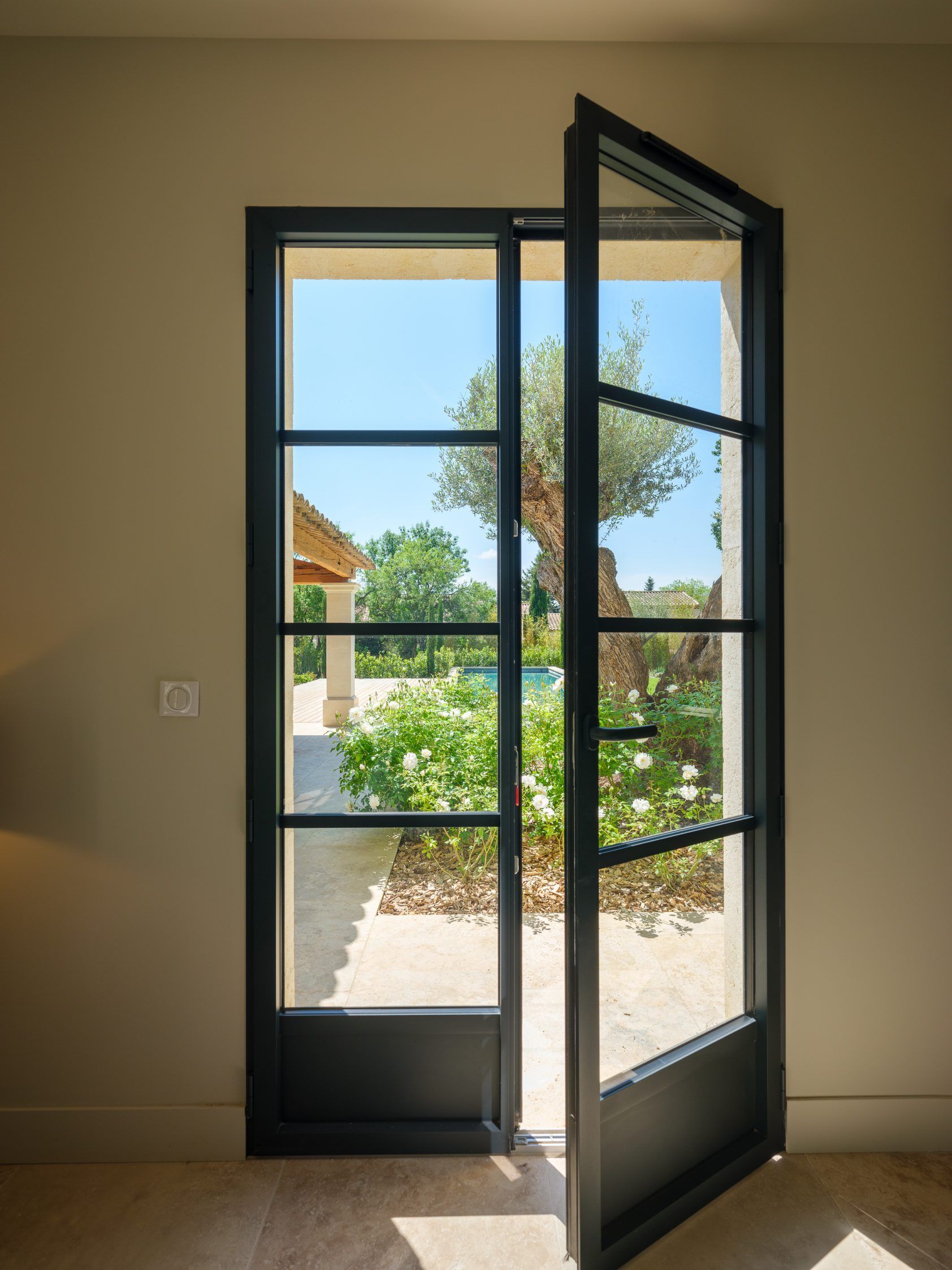 porte fenêtre en aluminium noir saint rémy en provence