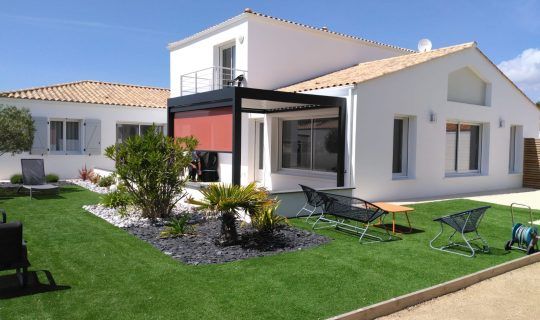 Image d'une pergola bioclimatique rétractable installée dans un jardin